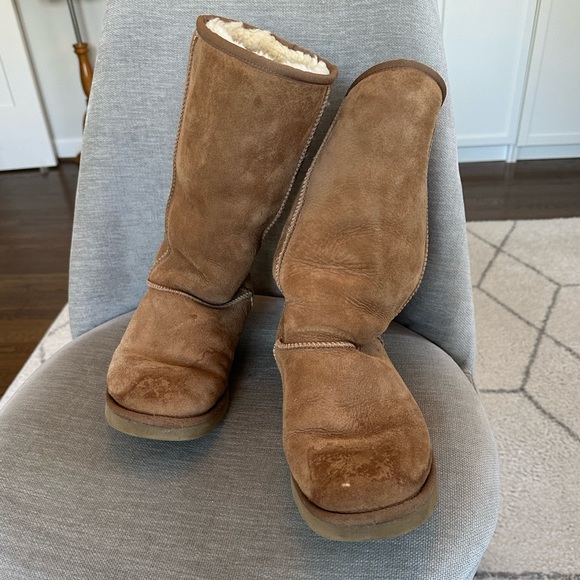Ugg Classic Shearling Lined Boot in good used condition - Picture 2 of 13